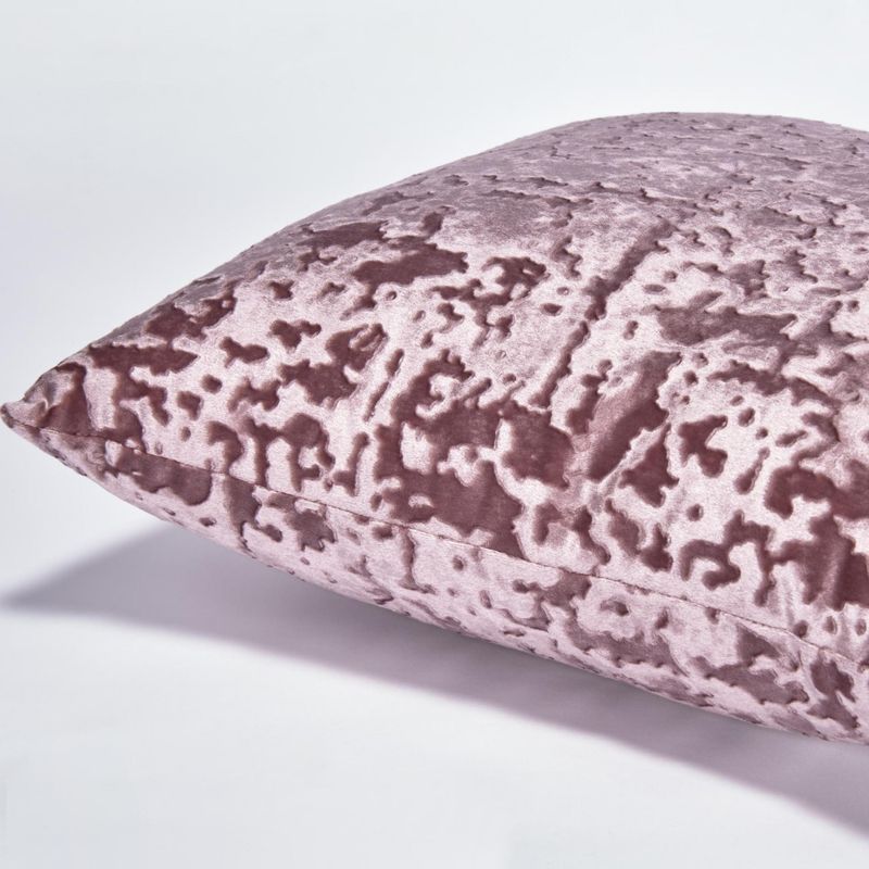 COJIN-VELVET-EMBOZADO-43-43-CM-ROSADO-MEDIO