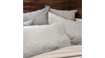 EDREDON-DECO-POLIESTER-EXTRADOBLE-NATURAL-GRIS-NIEVE