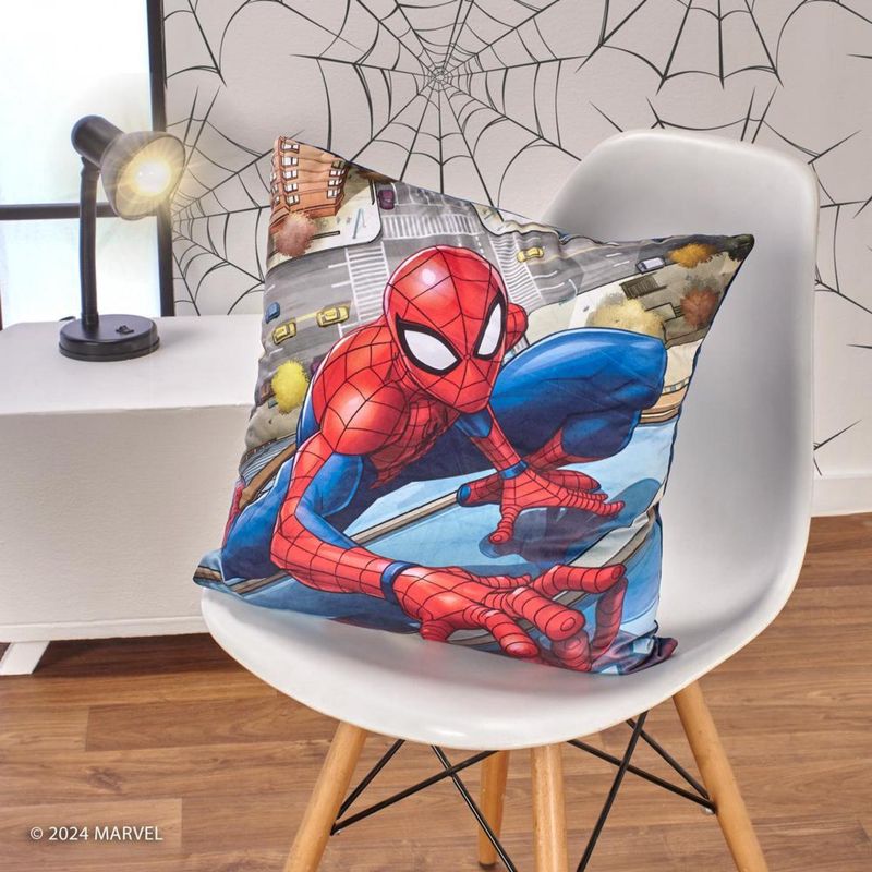 Cojin-velvet-Spiderman-ventana