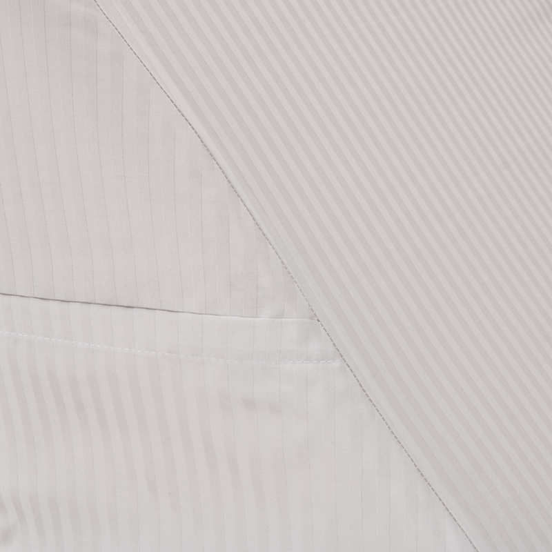 FORRO-COJIN-TV-ALTOS-HILOS-TIPO-HOTEL-45x45x35-GRIS-PASTEL