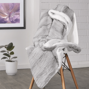 Manta fur/sherpa lineas gris nieve 125 x 150 cm