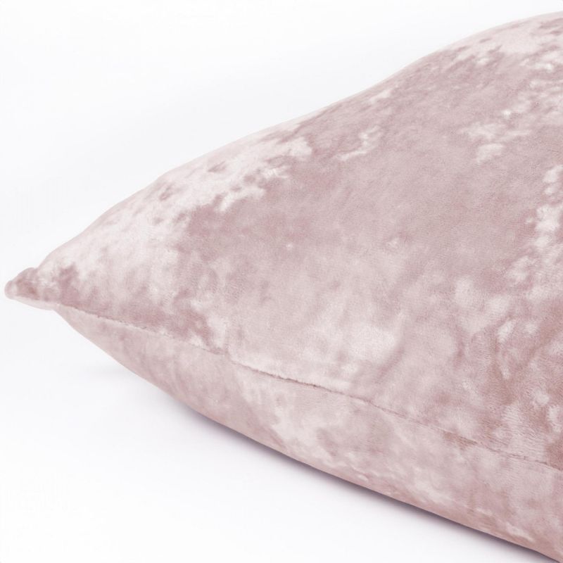 Cojin-velvet-embosado-rosa-loto