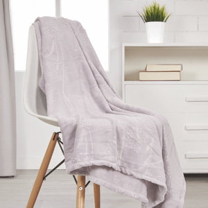 Manta coral 210 gsm unicolor embosado flores malva gris