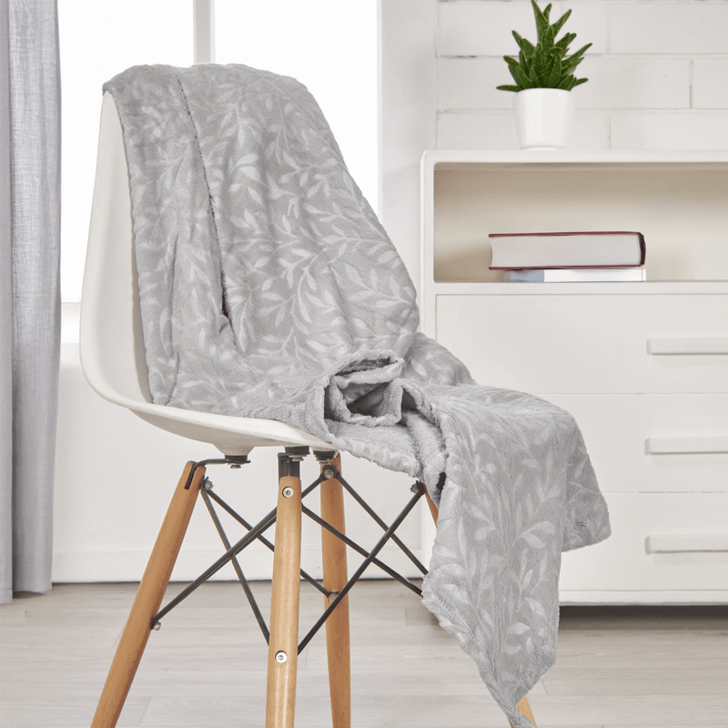 MANTA-CORAL-210GSM-UNI-EMBOSADO-125X150-HOJAS-GRIS-CLARO