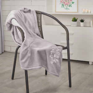 Manta flannel malva bordado laila blanco 125 x 150 cm
