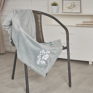 Manta flannel verde bordado laila blanco 125 x 150 cm