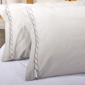 Set x2 Fundas en tela 144 hilos bordada gris nieve infinito 50x70 cm