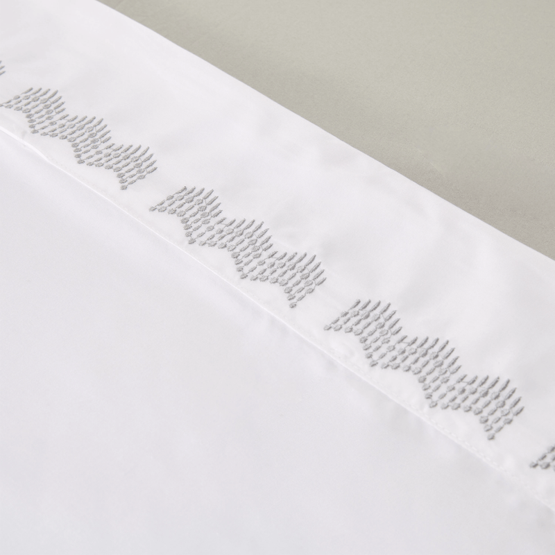 SABANAS-MICRO-75GSM-BORDADAS-DOBLE-TEER-GRIS-PLATA
