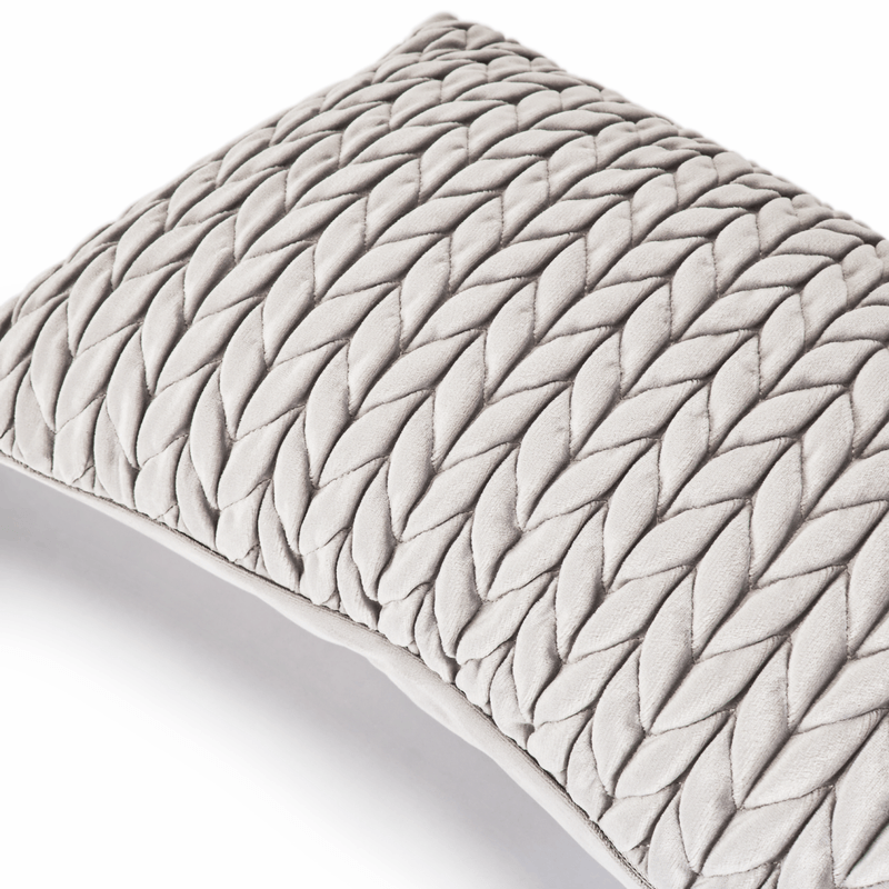 Cojin-velvet-trenza-gris-nieve-30-x-50-cm