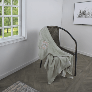 Manta flannel bordada verde mercurio/miscel 125 x 150 cm