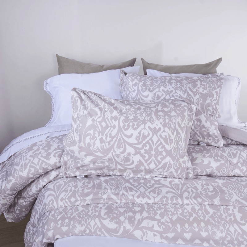 PQT-EDREDON-JGO-SAB-MICRO-BORD-EXTRADOBLE-KIRIA-MALVA-GRIS